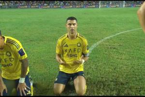 很紧张！C罗点球大战首罚命中，随后在场中跪地祈祷