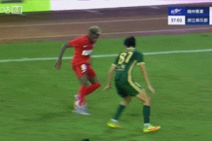 神扑！恩戈姆横传门前杨超声抢点攻门，赵博快速反应门前救险