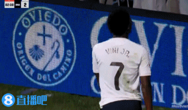 不满本场判罚！维尼修斯抗议被姆总捂嘴，自己进球后还找裁判理论