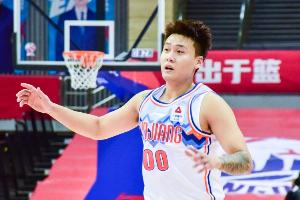 媒体人：首钢今夏一直在寻找国产后卫 新疆尊重球员意愿促成转会