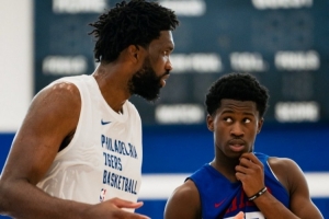 76人官方晒训练照：恩比德指导探花秀埃奇库姆 马克西&麦凯恩在列