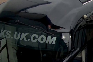 战绩不佳！流浪者大巴被球迷围堵，主帅马丁靠警方护送才溜走