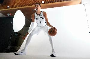 奥拉朱旺：文班亚马很愿意跟我练 他想知道我脚步背后的秘诀