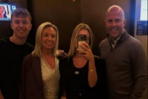 忙里偷闲！红军主帅斯洛特带着妻子儿女，去迪拜度过短暂假期