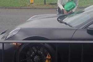 人在囧途威洛克20万的保时捷没油抛锚，离纽卡停车场仅几百米