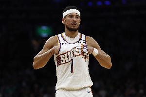 给予信任！布克第三节复苏轰12分带队反超 全场9中4砍18分5助5断