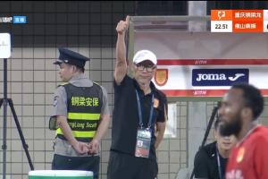 打破僵局！铜梁龙外援角球进攻中头球破门，张外龙场边点赞