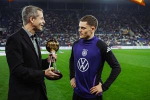 上赛季45场16球15助！维尔茨今日赛前领取德国足球先生奖杯