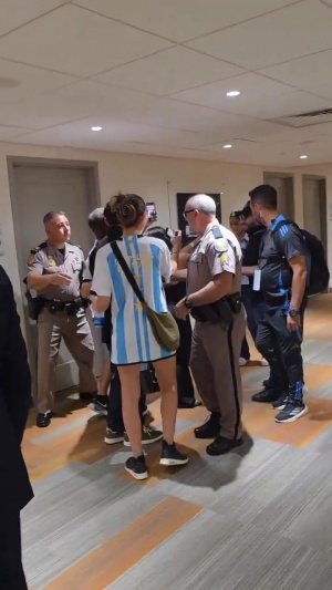 记者：梅西离开球场，路上多次停下脚步与球迷合影