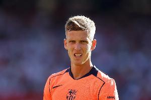 记者：奥尔莫右腿肌肉轻微撕裂，将缺阵两到三周