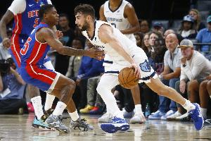 还得调调手感！杰罗姆先发11中4&三分6中1拿到10分 送出4次助攻