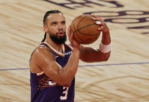 得分已经上双！狄龙半场8中3拿到10分1板1助 4次犯规