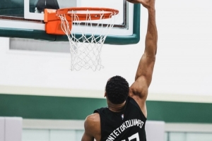 字母哥上身哥哥43号球衣参加训练 双臂的肌肉轮廓简直离谱！