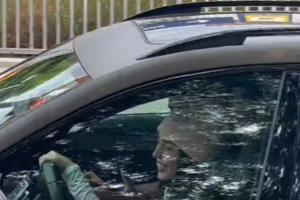 下班有女友接亚马尔女友开车接亚马尔回家，两人有说有笑离开