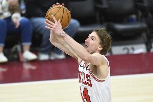 进攻越来越稳定！布泽利斯11中6&罚球5中5拿到19分 抢到4个篮板