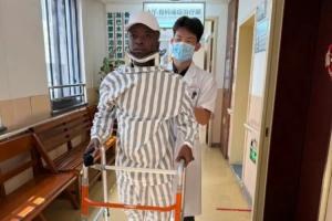 好消息！广西外援阿萨莫阿在助行器辅助下，已经可以下床行走