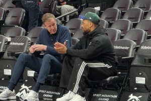 曾共事9年！勇士助教斯托茨和昔日爱徒利拉德赛前场边聊天