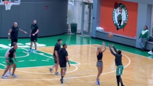 人干事？马祖拉超远三分迎射女记者 率绿军教练57比4暴打记者队！