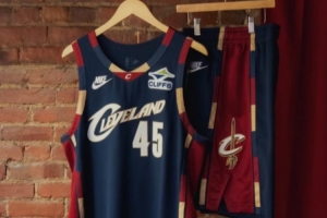 骑士经典版球衣惊艳亮相！队记：绝对完美 满分10分 这球衣非常棒