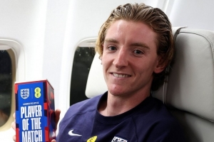 内切抽射破门！戈登当选本轮世预赛英格兰队内最佳球员