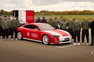 拜仁队员挑选奥迪新赛季电动、混动官方用车，参观了F1项目