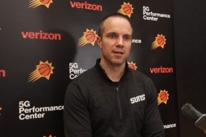 太阳主帅谈过去4场季前赛造100次失误：超预期 赢得更多球权很棒