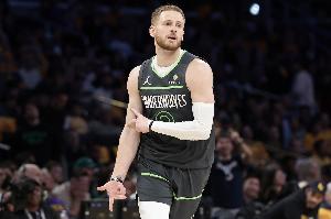 替补火力点！迪文岑佐半场6中3拿下7分3篮板