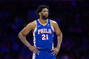 媒体人：恩比德这竞技状态还是不错的 目前唯一困扰他的是伤病