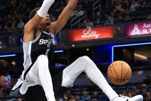 如常！文班半场攻防亮眼但失误略多 6中4拿11分8板2帽另4失误