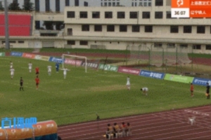 暴脾气！中甲球员不满判罚一脚踢烂角旗 比赛被迫暂停5分钟换新旗