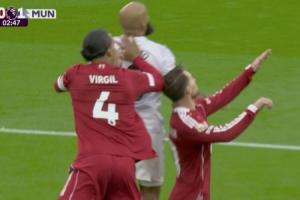 友军误伤范迪克争顶中肘击麦卡利斯特，之后曼联闪电进球