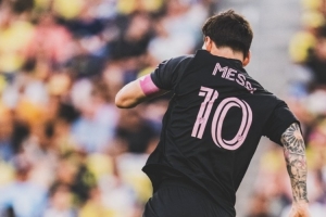 号码=评分！梅西3射1传收获10分评价，社媒晒比赛背影照片