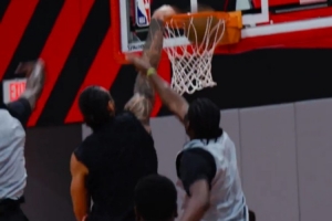 亚当斯颜扣卡佩拉+梦幻联动申京！火箭官媒晒队内训练视频