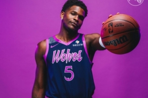 粉色装扮！森林狼发布新赛季城市版球衣和同主题地板涂装