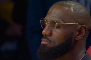 在想啥？湖人大比分落后 詹姆斯在场边眯着眼&面无表情