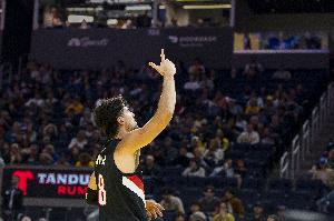 路走宽了！阿夫迪亚半场10分2板1助 传球给杨瀚森助其得生涯首分