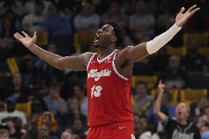 灰熊主帅：JJJ受到犯规困扰也得留在场上 他正进入生涯黄金期