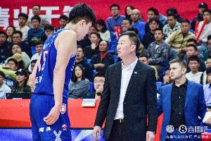 刘维伟：受俱乐部领导重托给杨瀚森带了件特殊礼物——手写笔记本