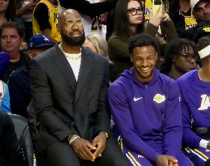 Shams：詹姆斯在看球时意识到 球队需要他成为最佳阵容级别的自己