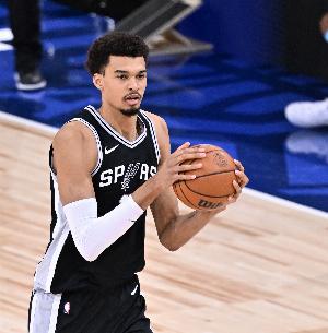 曾令旭：文班亚马太夸张了 弗拉格的天赋在他面前不值一提