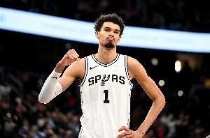 这表现值多少钱？帕金斯：马刺可能得给文班一份5年10亿的合同