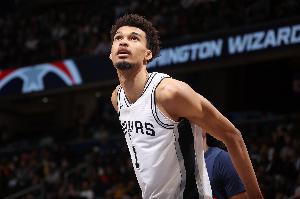 这还是人类吗？文班随心所欲肆虐篮筐 半场仅投一个三分砍21分8板