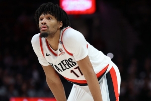 状态不佳！谢顿-夏普15投5中&三分6中1 得17分4板1助1断