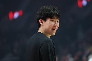 2分1板2帽！媒体人：不浪费任何出场时间 杨瀚森有在阅读比赛