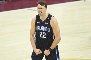 外线差距大！半场老鹰三分14投仅2中 魔术三分17中7