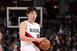 张卫平：开拓者教练挺仁义 杨瀚森2投不中反而不换他 怕打击信心