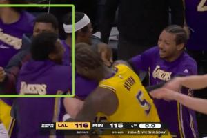 你小子！八村摘里夫斯头带甩着玩庆祝绝杀打了斯玛特大嘴巴子