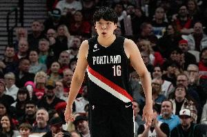 继续等待！杨瀚森上半场未获出场机会 NBA生涯首次！