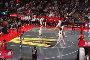 不紧不慢！夏普外线接球晃飞防守稳稳命中三分