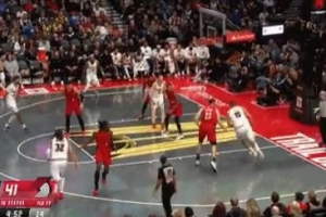 冲击力十足！约基奇接球顺势转身过掉防守 双手暴力虐筐